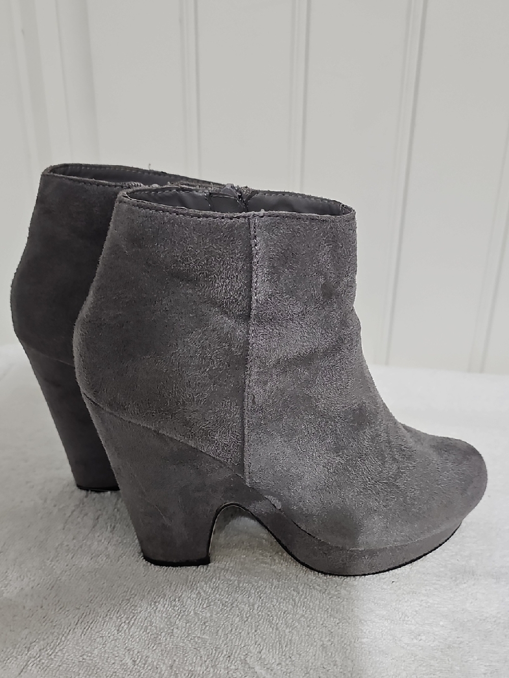 Versona Gray Suede Ankle Booties